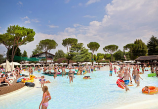 Famiglie si divertono nella piscina all’aperto di Altomincio Family Park in Lombardia, Italia, in una giornata soleggiata.