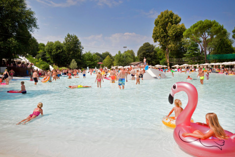 Niños y familias disfrutan en una piscina poco profunda en Altomincio Family Park, Lombardía, Italia.