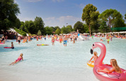 Niños y familias disfrutan en una piscina poco profunda en Altomincio Family Park, Lombardía, Italia.