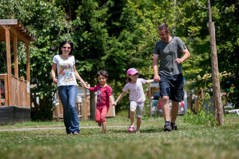 Una famiglia cammina e si diverte insieme al Camping Bella Austria, parco vacanze in Stiria, Austria.