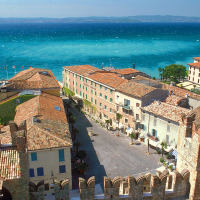 Vista aérea de Peschiera del Garda con techos coloridos, lago y puerto deportivo en Véneto, Italia.