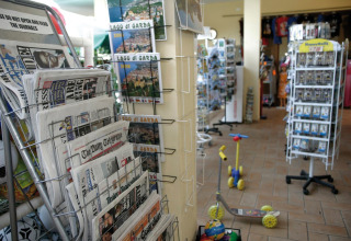 Avisstativer, postkort og legetøj i en butik på Camping Bella Italia, en feriepark i Veneto, Italien.