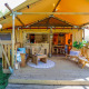 Safari telt Dune Lodge på Sandberghe i Holland med hyggelig træterrasse, loungeområde og udendørs siddeplads.
