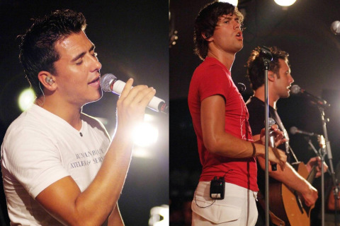 Tres cantantes masculinos actúan en el escenario con micrófonos en Camping Bella Italia en Véneto, Italia.