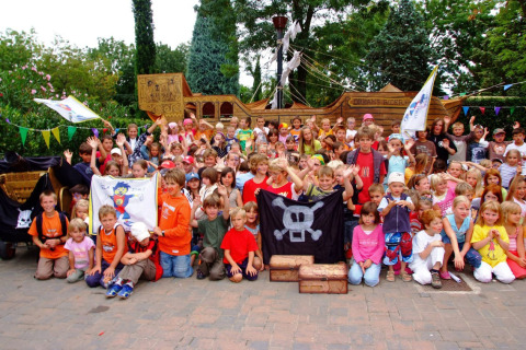 Bambini davanti a una nave pirata a Camping Bella Italia, villaggio turistico in Veneto, Italia.