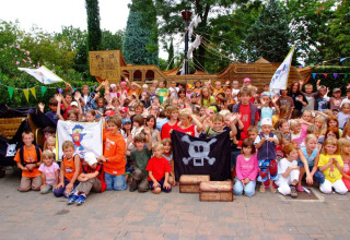 Bambini davanti a una nave pirata a Camping Bella Italia, villaggio turistico in Veneto, Italia.