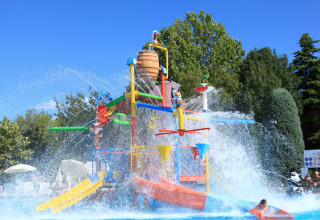 Parco acquatico al Camping Bella Italia in Veneto, Italia, con scivoli colorati e spruzzi d’acqua divertenti.