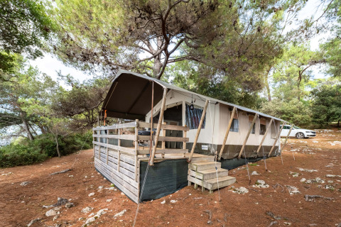 Tienda Safari Luxury en Koversada Camping Resort, Croacia, rodeada de pinos y naturaleza.
