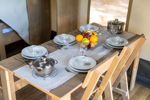 Tavolo apparecchiato in tenda safari con frutta e pentole, Camping Krk, Croazia, tenda Comfort con aria condizionata.