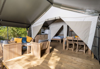 Vista interna della tenda Safari Comfort con aria condizionata, arredi moderni e terrazza a Camping Krk.