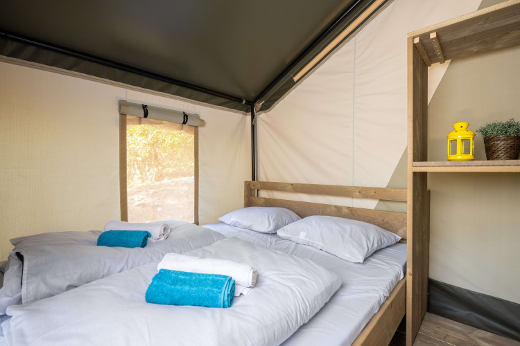 Vue intérieure de la tente Safari Comfort avec climatisation et lits confortables au Camping Krk, Croatie.