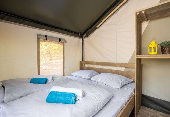 Interieur van de Safari tent Comfort met airconditioning en comfortabele bedden op Camping Krk, Kroatië.