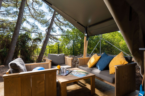 Udendørs siddeområde under overdækning ved Safari tent Comfort med aircondition på Camping Krk i Kroatien.