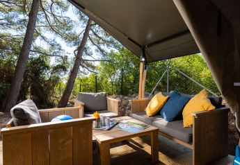 Zona lounge all’aperto sotto la tenda Safari tent Comfort con aria condizionata al Camping Krk in Croazia.
