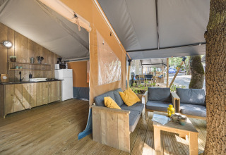 Safari-telt med sanitære faciliteter, Camping Aminess Maravea, Kroatien, komfortabelt opholdsområde.