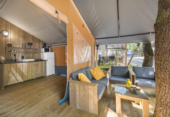 Safari-Zelt mit Sanitäranlagen auf Camping Aminess Maravea in Kroatien, gemütlicher Wohnbereich.