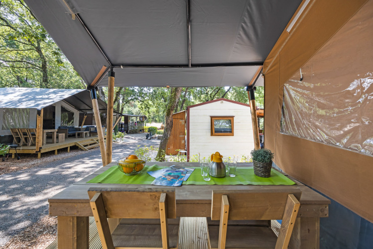 Tienda safari con instalaciones sanitarias privadas en Camping Aminess Maravea, Croacia, comedor exterior.