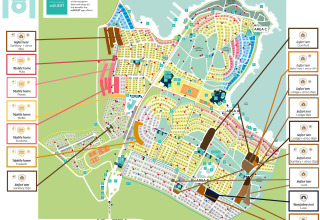 Mapa de un sitio de glamping con zonas codificadas por colores e iconos para diferentes alojamientos.
