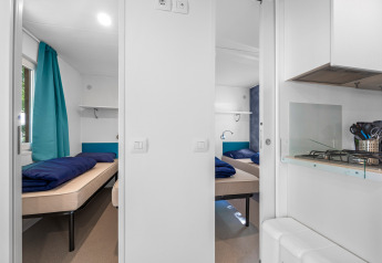 Innenraum des Mobile Home Funtana auf Camping Bijela Uvala in Kroatien mit Küche und Schlafzimmern.