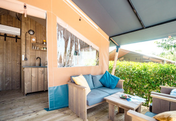 Tenda safari con servizi igienici e aria condizionata al Camping Polari in Croazia, terrazza accogliente.
