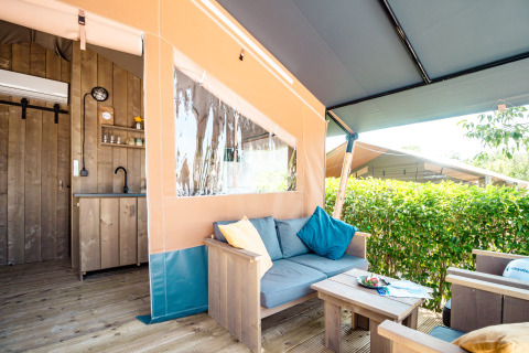 Safari telt med sanitære faciliteter og aircondition ved Camping Polari i Kroatien, hyggelig terrasse.