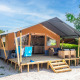 Safari telt med privat badeværelse og aircondition, træterrasse med udendørs møbler under åben himmel.