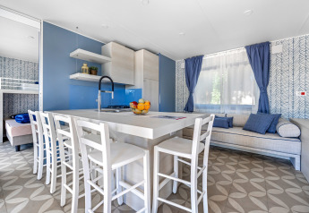 Cucina e soggiorno luminosi e moderni nella Mobile home Pula al Camping Bijela Uvala, Croazia.