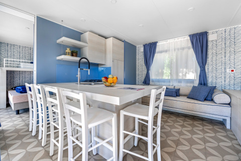 Cocina y sala de estar modernas y luminosas en la mobile home Pula de Camping Bijela Uvala, Croacia.