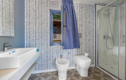 Modernes Bad im Mobile Home Pula auf Camping Bijela Uvala mit Dusche, Bidet und WC in Kroatien.