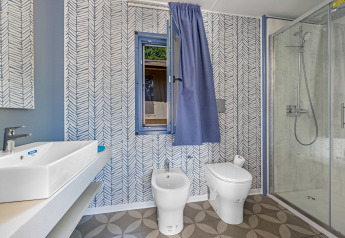 Salle de bain moderne de Mobile home Pula au Camping Bijela Uvala en Croatie avec douche, WC et bidet.