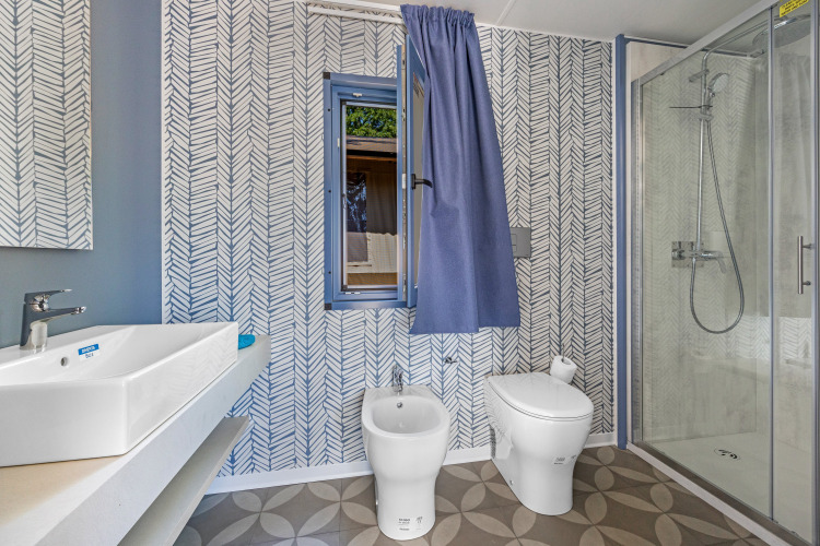 Baño moderno en Mobile home Pula en Camping Bijela Uvala, Croacia, con ducha, inodoro y bidé.