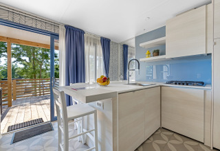 Helles, modernes Kücheninterieur in einem Mobilheim auf Camping Bijela Uvala mit Terrasse in Kroatien.