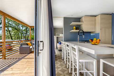 Moderne Mobilheim Pula im Camping Bijela Uvala, Kroatien, mit offener Küche und überdachter Terrasse.