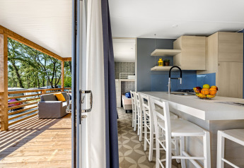 Moderne stacaravan Pula op Camping Bijela Uvala, Kroatië, met open keuken en overdekt houten terras.