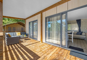 Moderne stacaravan veranda bij Camping Bijela Uvala, Pula, Kroatië, met gezellige buitenzithoek.