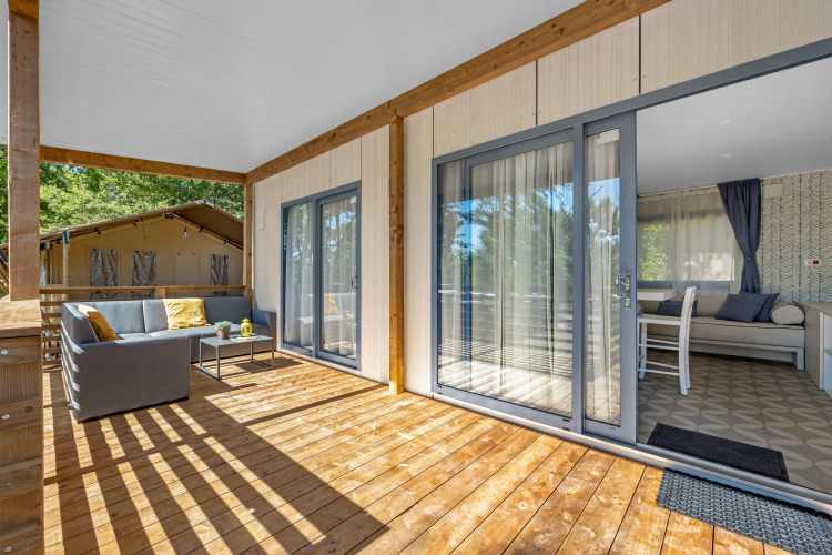 Terraza moderna de casa móvil en Camping Bijela Uvala, Pula, Croacia, con cómodos asientos exteriores.