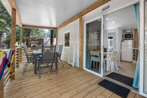 Terrazza coperta e interni moderni alla Mobile home Fuskulin presso Camping Bijela Uvala, Croazia.