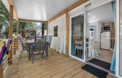 Overdækket terrasse og moderne indretning i Mobile home Fuskulin på Camping Bijela Uvala, Kroatien.