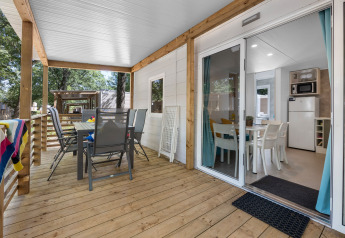 Terrazza coperta e interni moderni alla Mobile home Fuskulin presso Camping Bijela Uvala, Croazia.