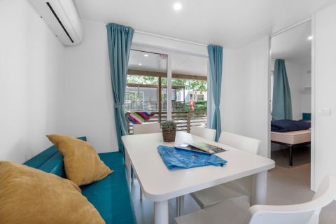 Interieur van Mobile home Fuskulin op Camping Bijela Uvala in Kroatië, met eetruimte in beeld.