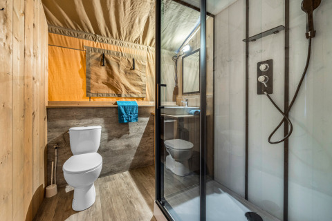 Bagno in tenda safari con doccia, WC e lavandino al Camping Bijela Uvala in Croazia.