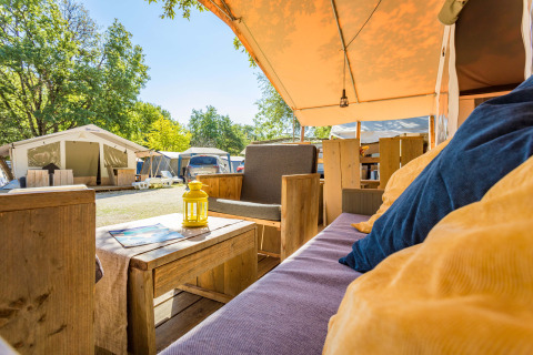 Vista interna di una tenda safari luxury al Camping Bijela Uvala in Croazia, terrazza arredata.