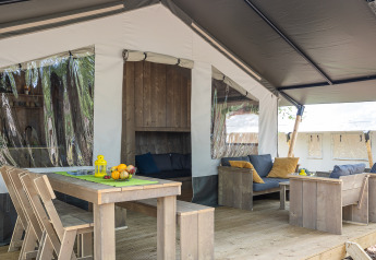 Tenda safari con servizi igienici al Camping Aminess Maravea in Croazia, con arredi in legno moderno.