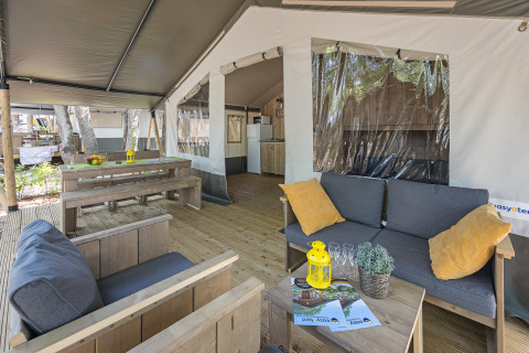 Safaritent met sanitair op Camping Aminess Maravea in Kroatië, comfortabel ingerichte houten veranda.