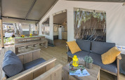 Tienda safari con instalaciones sanitarias en Camping Aminess Maravea, Croacia, con terraza amueblada.