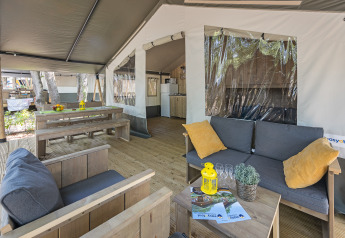 Safaritent met sanitair op Camping Aminess Maravea in Kroatië, comfortabel ingerichte houten veranda.