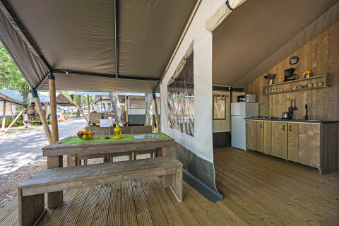 Tenda safari con servizi igienici privati e cucina al Camping Aminess Maravea in Croazia.