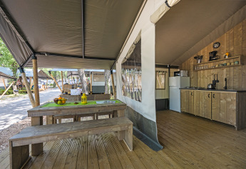 Safari tent with private sanitary and kitchen facilities at Camping Aminess Maravea in Croatia.