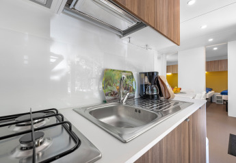 Moderne kabinekøkken i Mobile home Porec, Camping Bijela Uvala, Kroatien med komfur og kaffemaskine.