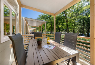 Overdekt terras met tuinmeubelen bij Mobile home Porec op Camping Bijela Uvala, Kroatië, bosrijke omgeving.